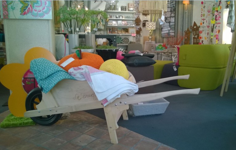 Capture LA BROUETTE EN BOIS-GARDEN K-JARDINAGE-DECO